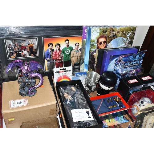 402 - A BOX AND LOOSE TV, MUSIC AND ADVERTISING RELATED ITEMS, to include a Royal Selangor Lord of the Rin... 