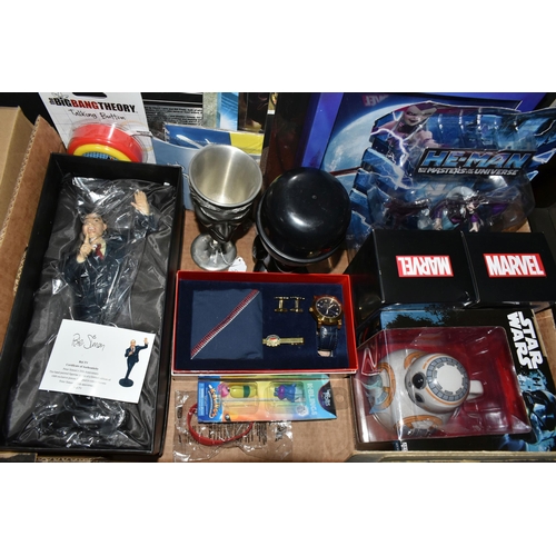 402 - A BOX AND LOOSE TV, MUSIC AND ADVERTISING RELATED ITEMS, to include a Royal Selangor Lord of the Rin... 