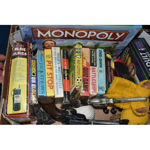 424 - A BOX OF ASSORTED BOXED PUZZLES, BOARD GAMES, PUPPETS AND TOYS, including Monopoly Wizard of Oz, Wad... 