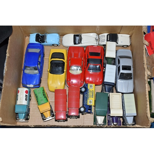 427 - A QUANTITY OF BOXED AND UNBOXED MODERN DIECAST VEHICLES, boxed models by Corgi Classics, Lledo and O... 