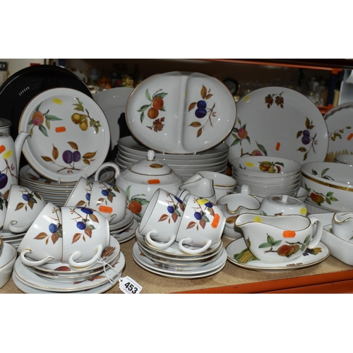 453 - A LARGE QUANTITY OF ROYAL WORCESTER EVESHAM AND EVESHAM GOLD DINNERWARE, comprising four large kitch... 