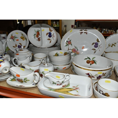 453 - A LARGE QUANTITY OF ROYAL WORCESTER EVESHAM AND EVESHAM GOLD DINNERWARE, comprising four large kitch... 