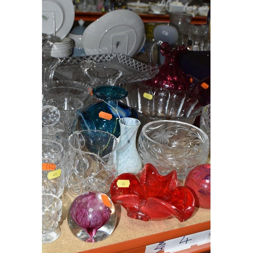 473 - A QUANTITY OF CUT GLASS AND DECORATIVE COLOURED GLASS WARES, to include a Mdina pulled ear vase sign... 