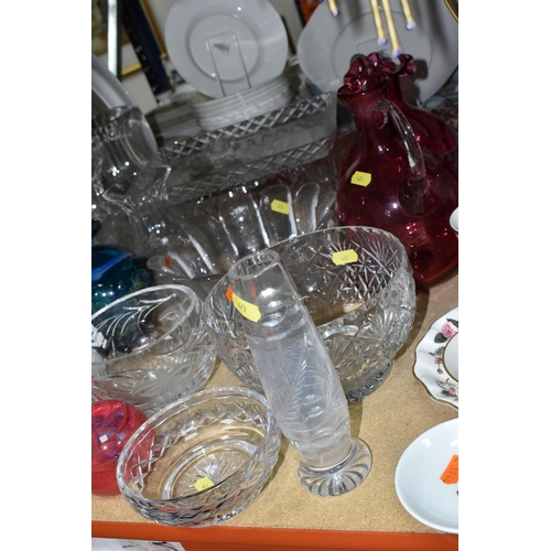 473 - A QUANTITY OF CUT GLASS AND DECORATIVE COLOURED GLASS WARES, to include a Mdina pulled ear vase sign... 