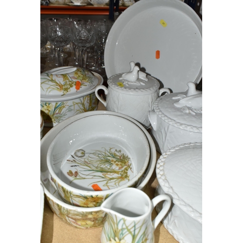 475 - ROYAL WORCESTER 'GOURMET OVEN CHINA' KITCHEN WARES ETC, comprising three tureens with lids and a 32c... 