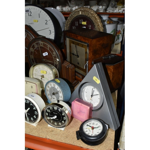 485 - SEVENTEEN WALL AND MANTLE CLOCKS ETC, to include an art deco Westminster chiming mantle clock in nee... 