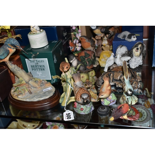 500 - A COLLECTION OF BOXED 'COUNTRY ARTISTS' AND BORDER FINE ARTS BIRD AND ANIMAL FIGURINES, TOGETHER WIT... 