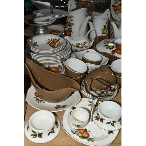 527 - A MIDWINTER POTTERY 'ORANGES AND LEMONS' DINNER SERVICE, a large quantity of approximately one hundr... 