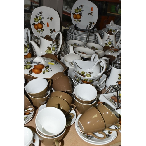 527 - A MIDWINTER POTTERY 'ORANGES AND LEMONS' DINNER SERVICE, a large quantity of approximately one hundr... 