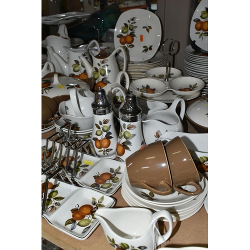 527 - A MIDWINTER POTTERY 'ORANGES AND LEMONS' DINNER SERVICE, a large quantity of approximately one hundr... 