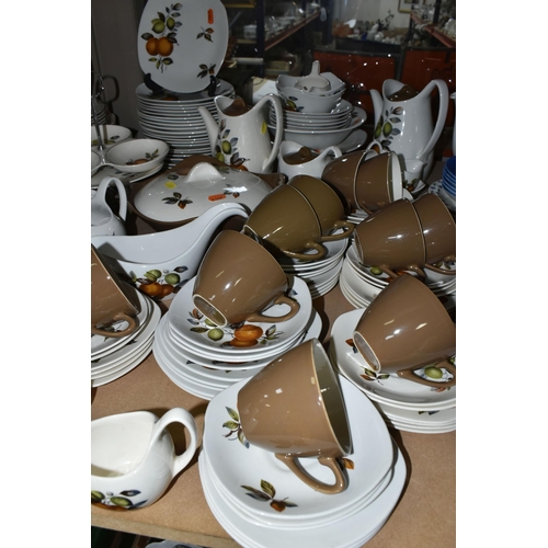 527 - A MIDWINTER POTTERY 'ORANGES AND LEMONS' DINNER SERVICE, a large quantity of approximately one hundr... 