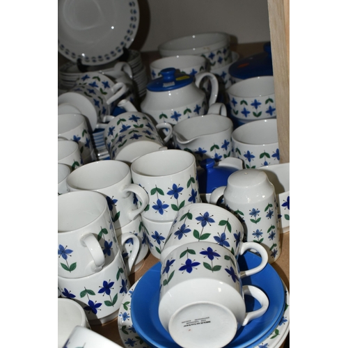 528 - A MIDWINTER POTTERY 'ROSELLE' DINNER SERVICE, a large quantity of approximately one hundred and fift... 