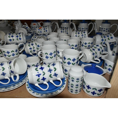 528 - A MIDWINTER POTTERY 'ROSELLE' DINNER SERVICE, a large quantity of approximately one hundred and fift... 