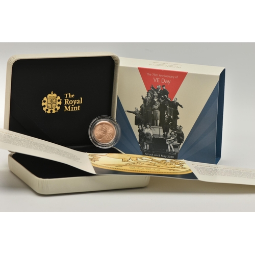 153 - ROYAL MINT 75th ANNIVERSARY OF VE DAY, gold plain edge Sovereign struck on the Day with VE at the si... 