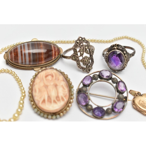 105 - A SELECTION OF LATE 19TH CENTURY AND EARLY 20TH CENTURY JEWELLERY, to include a banded agate brooch,... 