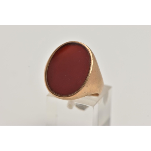 82 - A 9CT GOLD LARGE SIGNET RING, a large oval carnelian set in a yellow gold mount, hallmarked 9ct Lond... 