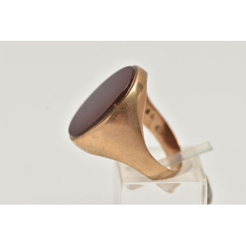 82 - A 9CT GOLD LARGE SIGNET RING, a large oval carnelian set in a yellow gold mount, hallmarked 9ct Lond... 