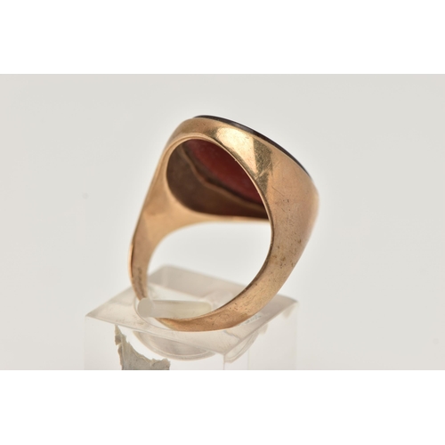 82 - A 9CT GOLD LARGE SIGNET RING, a large oval carnelian set in a yellow gold mount, hallmarked 9ct Lond... 