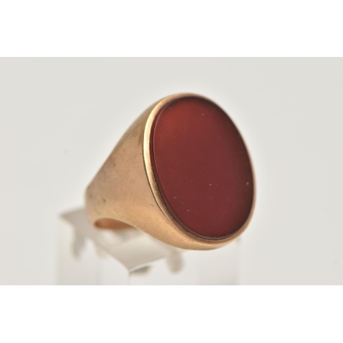 82 - A 9CT GOLD LARGE SIGNET RING, a large oval carnelian set in a yellow gold mount, hallmarked 9ct Lond... 