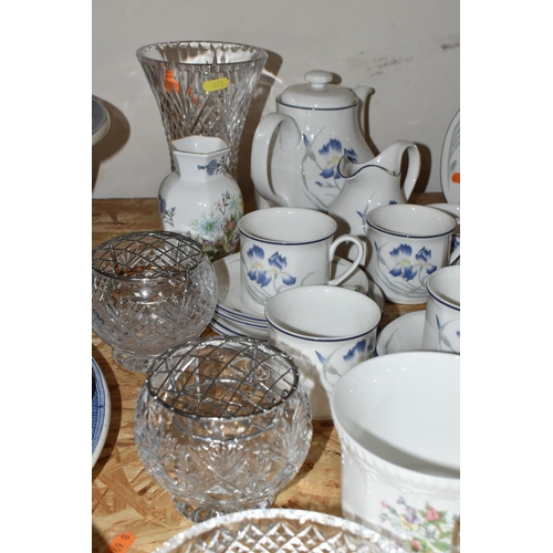 373 - A GROUP OF CERAMICS AND GLASS WARES, to include a Royal Albert Lavender Rose trio, cream jug and des... 