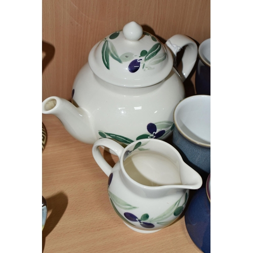 400 - AN EMMA BRIDGEWATER TEAPOT AND CREAM JUG, WITH DENBY DINNER WARES, comprising Emma Bridgewater piece... 