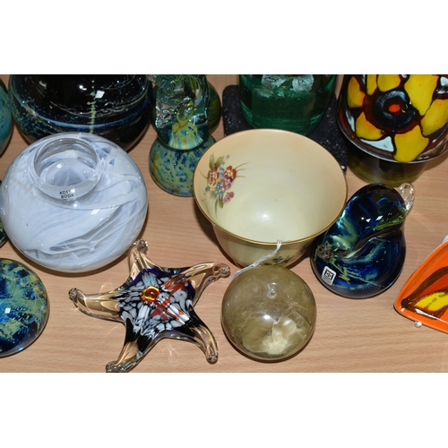 409 - A GROUP OF GLASS AND CERAMICS, to include a Royal Worcester blush ivory bowl, with navy backstamp an... 