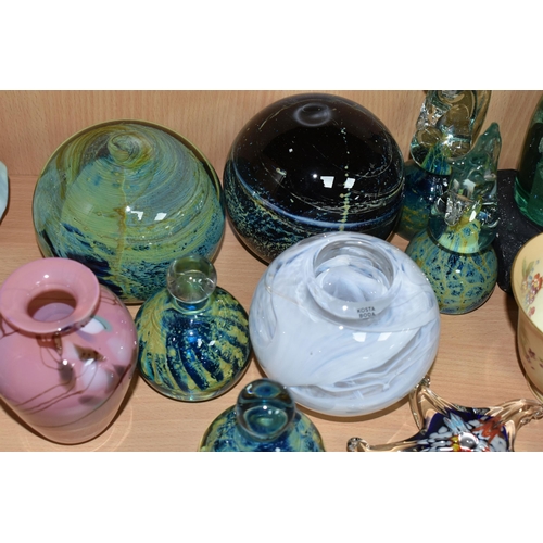 409 - A GROUP OF GLASS AND CERAMICS, to include a Royal Worcester blush ivory bowl, with navy backstamp an... 