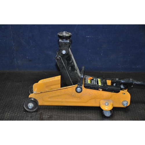 1054 - A HALFORDS TWO TONNE HYDROLIC TROLLEY JACK, with handle (condition: mechanism working, handle presen... 