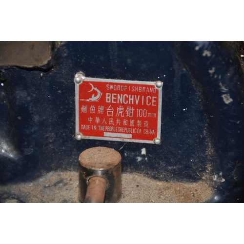 1056 - A BLUE PAINTED SWORDFISH BRAND 100mm BENCH VICE (condition: dirty and signs of usage)