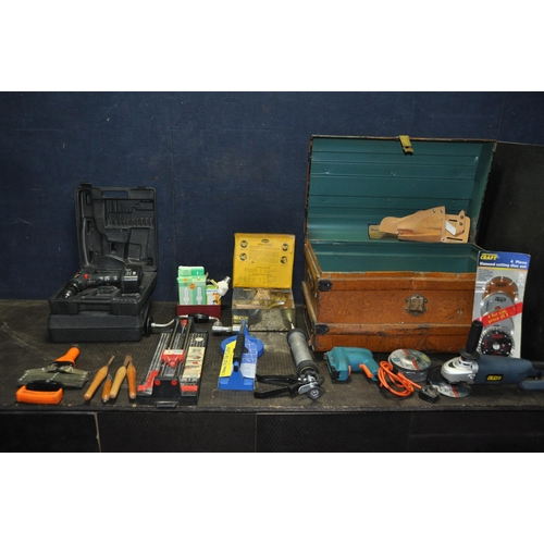 1066 - A VINTAGE METAL TRAVELING TRUNK CONTAINING A SELECTION OF TOOLS, to include a power craft AGM6010 di... 