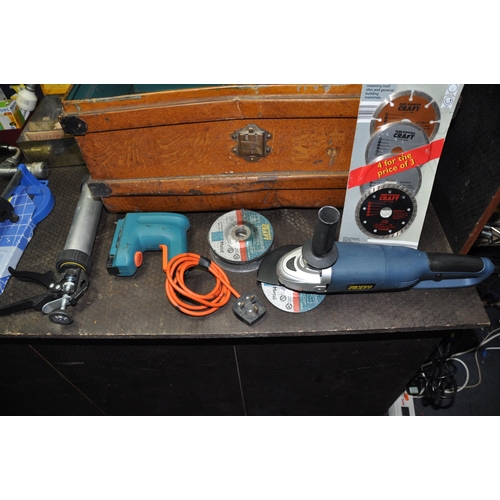 1066 - A VINTAGE METAL TRAVELING TRUNK CONTAINING A SELECTION OF TOOLS, to include a power craft AGM6010 di... 