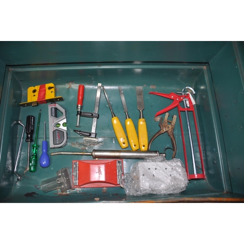 1066 - A VINTAGE METAL TRAVELING TRUNK CONTAINING A SELECTION OF TOOLS, to include a power craft AGM6010 di... 