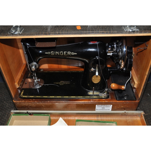 1093 - A VINTAGE CASED SINGER SEWING MACHINE in alligator skin style case with a quantity of accessories