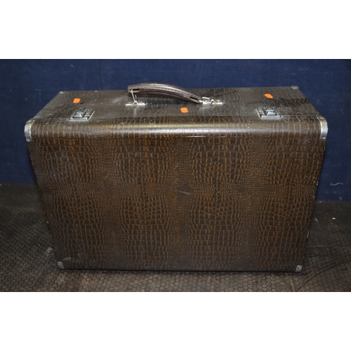 1093 - A VINTAGE CASED SINGER SEWING MACHINE in alligator skin style case with a quantity of accessories