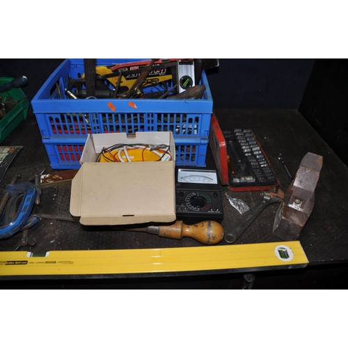 1097 - TWO TRAYS CONTAINING HAND TOOLS including a Mitutoyo Imperial dial caliper, a Clarke drill stand, th... 