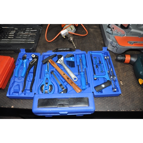 1099 - A COLLECTION OF HAND AND POWER TOOLS including a Workzone Hammer Drill (PAT pass and working), a Bla... 