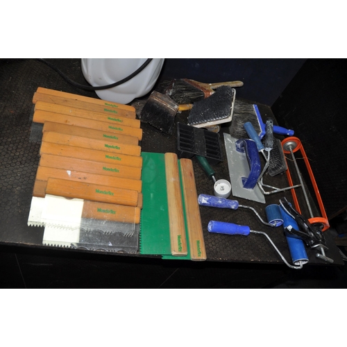 1106 - A TRAY AND LOOSE OF DECORATING EQUIPMENT including fourteen Wondertex Artex combs, eleven texture ro... 