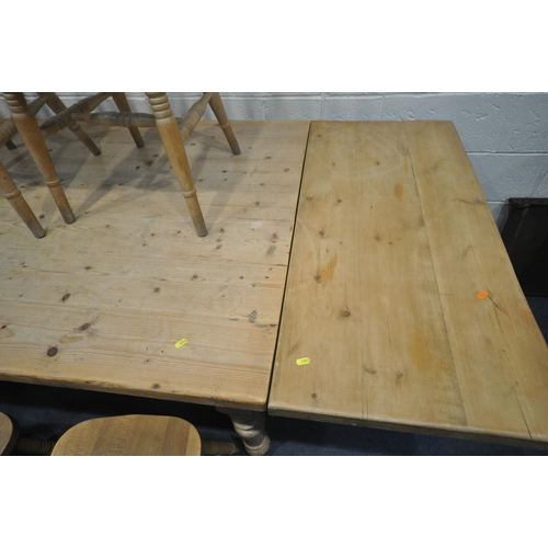 1253 - A LARGE PINE KITCHEN TABLE, with two additional leaves at each end, on turned legs, extended length ... 