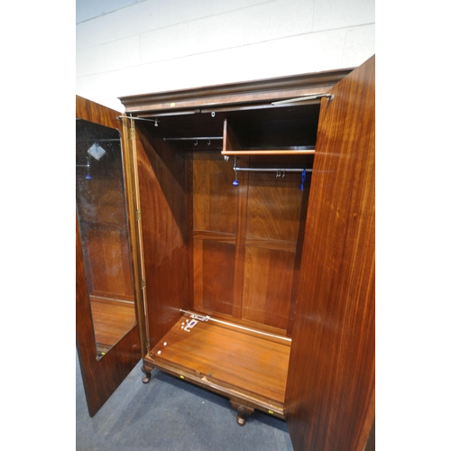 1307 - AN EDWARDIAN MAHOGANY MIRRORBACK SIDEBOARD, the top with an overhanging cornice, supported by pillar... 