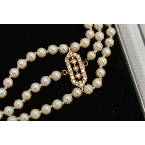 58 - AN 18CT GOLD CULTURED PEARL CHOKER NECKLACE, three strand cultured pearl choker necklace with a cent... 