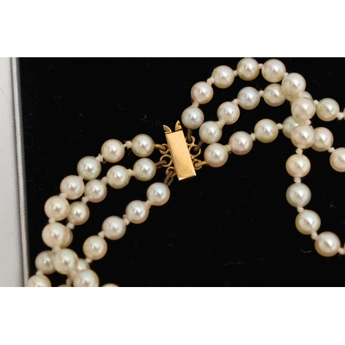 58 - AN 18CT GOLD CULTURED PEARL CHOKER NECKLACE, three strand cultured pearl choker necklace with a cent... 