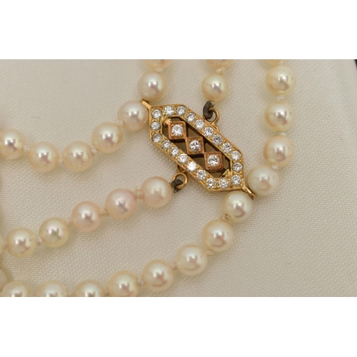 58 - AN 18CT GOLD CULTURED PEARL CHOKER NECKLACE, three strand cultured pearl choker necklace with a cent... 