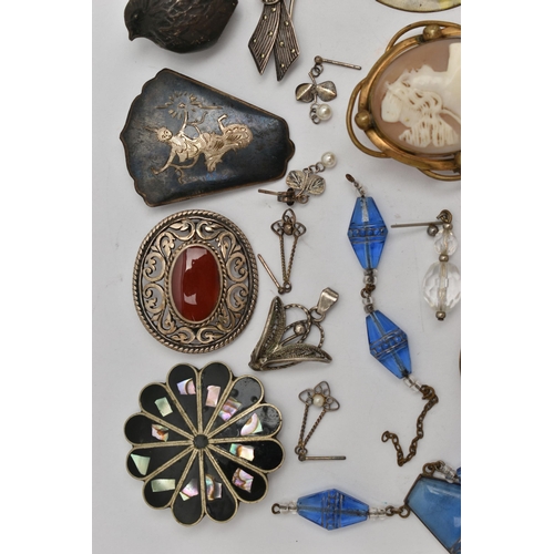 88 - AN ASSORTEMENT OF JEWELLERY, to include a 9ct gold heart pendant, hallmarked 9ct Birmingham, approxi... 