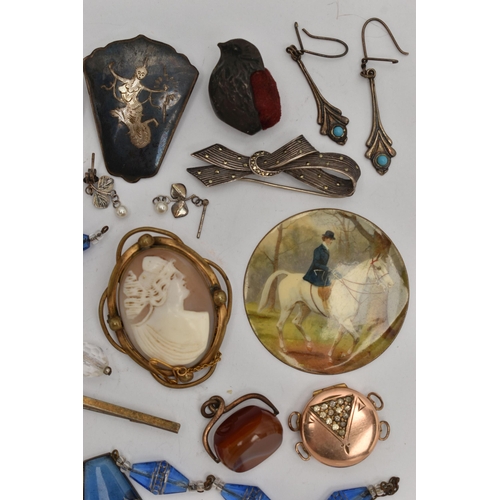 88 - AN ASSORTEMENT OF JEWELLERY, to include a 9ct gold heart pendant, hallmarked 9ct Birmingham, approxi... 