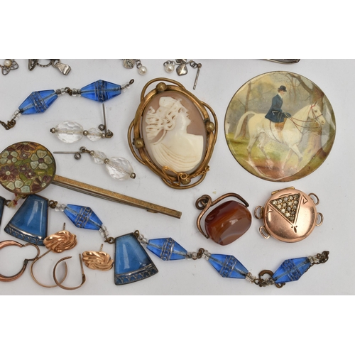 88 - AN ASSORTEMENT OF JEWELLERY, to include a 9ct gold heart pendant, hallmarked 9ct Birmingham, approxi... 