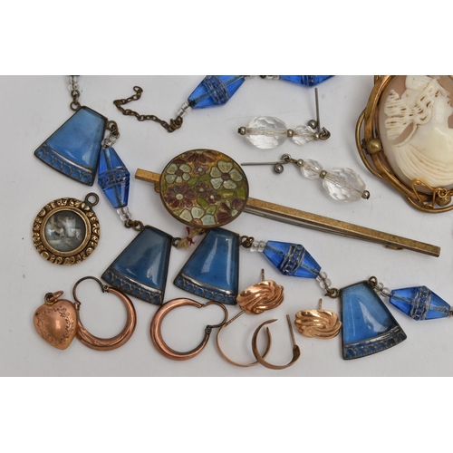 88 - AN ASSORTEMENT OF JEWELLERY, to include a 9ct gold heart pendant, hallmarked 9ct Birmingham, approxi... 