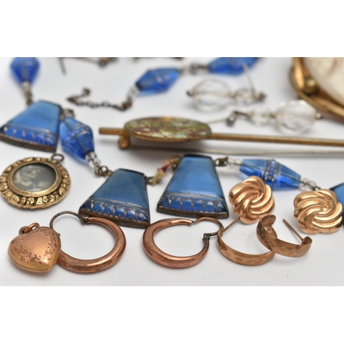 88 - AN ASSORTEMENT OF JEWELLERY, to include a 9ct gold heart pendant, hallmarked 9ct Birmingham, approxi... 