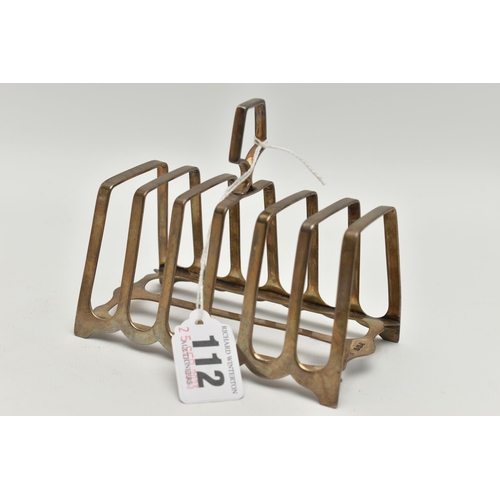 112 - A GEORGE V SILVER SEVEN BAR TOAST RACK OF RECTANGULAR FORM, stamped serial no H8618 to underside, ma... 