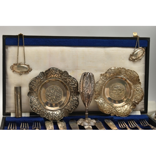 149 - AN ASSORTMENT OF WHITE METAL, to include a cased set of white metal fish eaters, stamped silver, a p... 