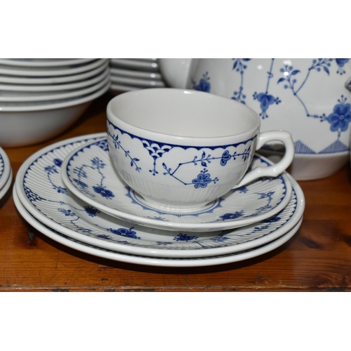 393 - MASON'S DENMARK PATTERN DINNERWARE, comprising a teapot, milk jug, sugar bowl, six dinner plates, si... 